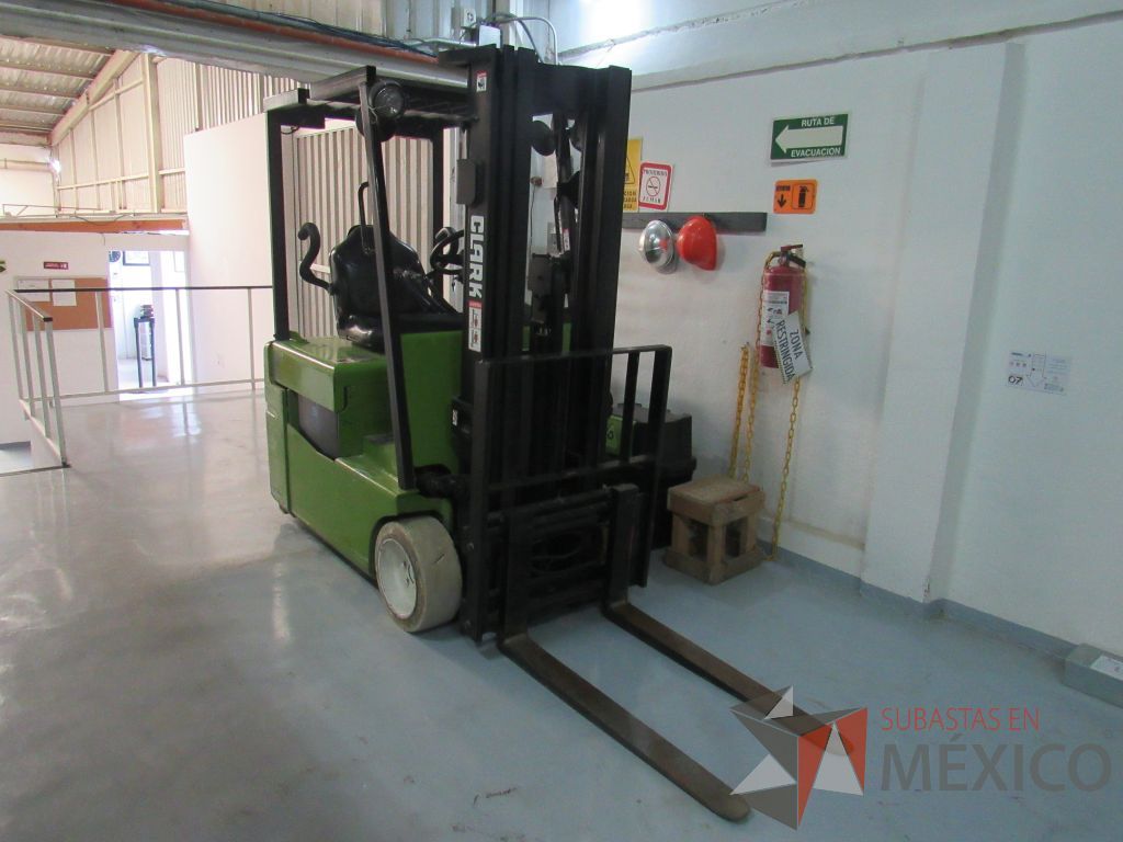 Lote 003 - Montacargas Clark, Tipo E, 2394 kg con caja para cargar - Imagen 5