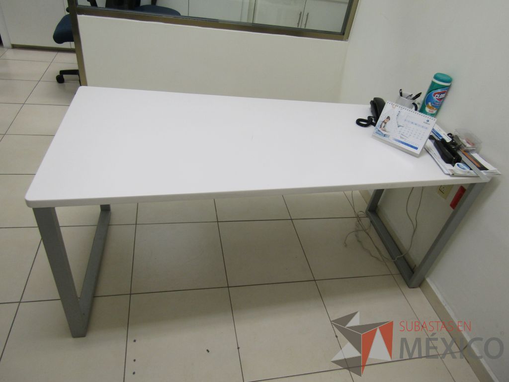 Lote 001 - Escritorio para 1 persona con cubierta color blanco y archivero vertical de 2 cajones. - Imagen 15