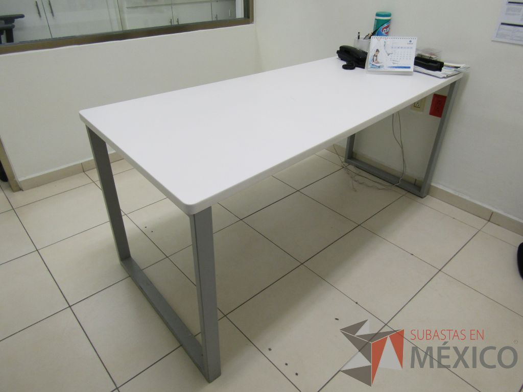 Lote 001 - Escritorio para 1 persona con cubierta color blanco y archivero vertical de 2 cajones. - Imagen 11