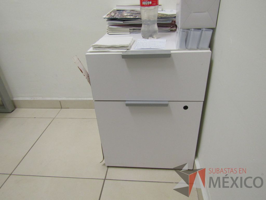 Lote 001 - Escritorio para 1 persona con cubierta color blanco y archivero vertical de 2 cajones. - Imagen 5