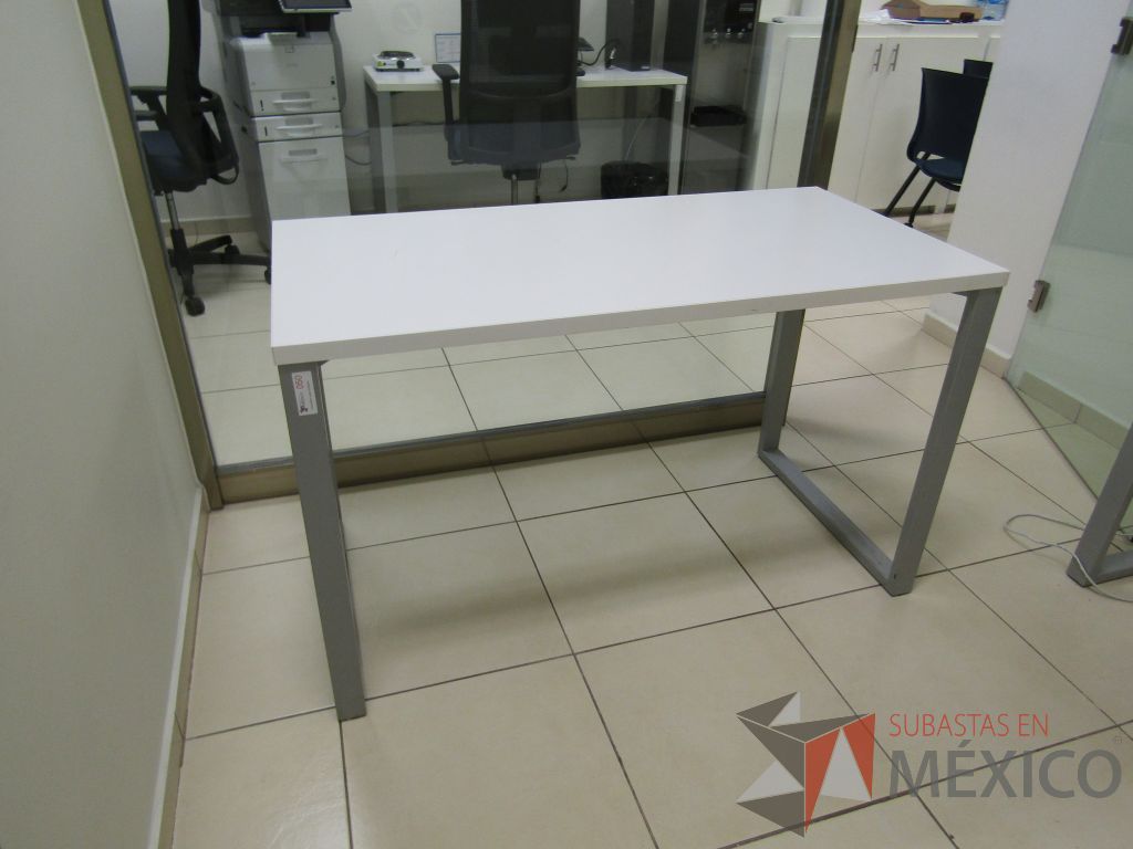 Lote 004 - Escritorio para 1 persona con cubierta color blanco y archivero vertical de 2 cajones color blanco - Imagen 11