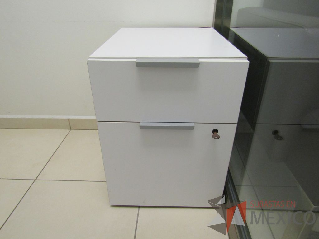Lote 004 - Escritorio para 1 persona con cubierta color blanco y archivero vertical de 2 cajones color blanco - Imagen 7