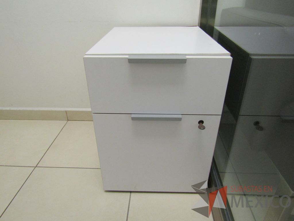 Lote 004 - Escritorio para 1 persona con cubierta color blanco y archivero vertical de 2 cajones color blanco - Imagen 6