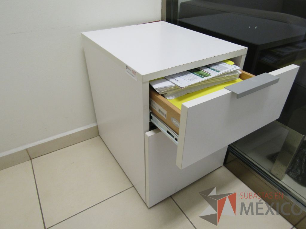 Lote 004 - Escritorio para 1 persona con cubierta color blanco y archivero vertical de 2 cajones color blanco - Imagen 3