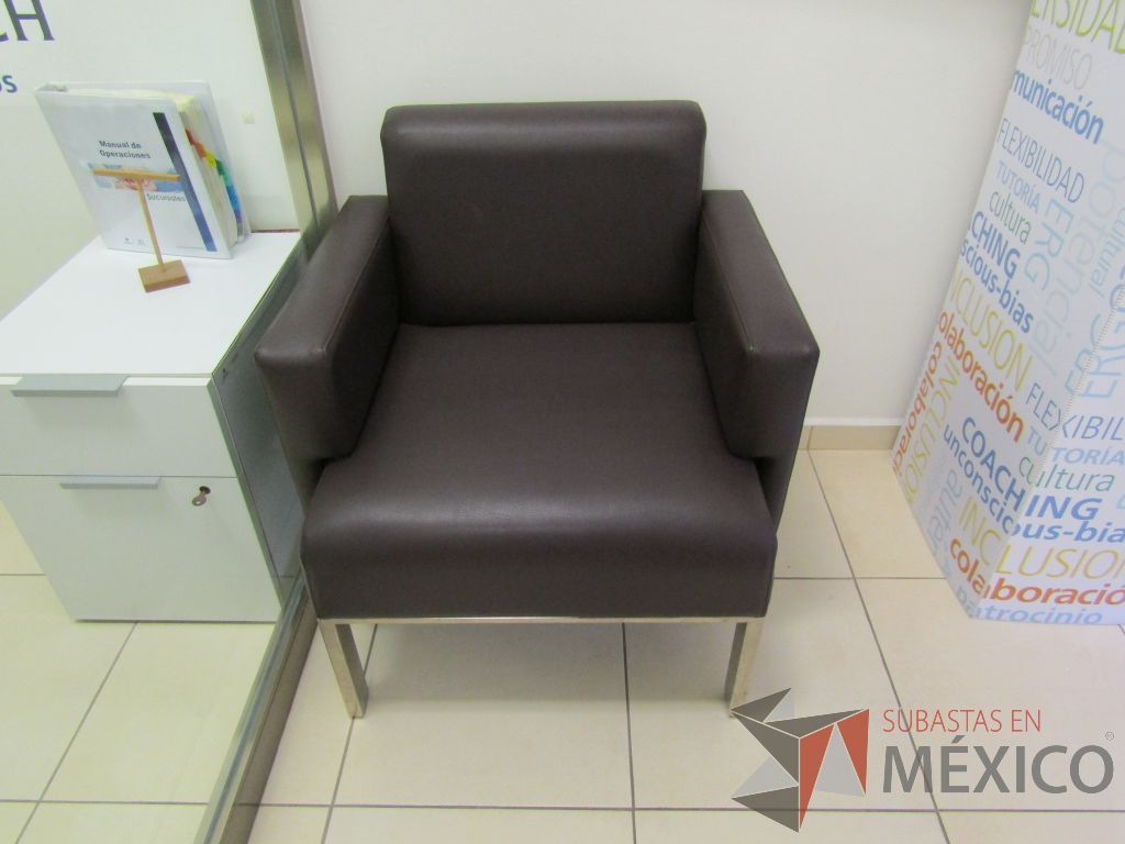 Lote 007 - Sillón de 1 plaza tipo piel color café.