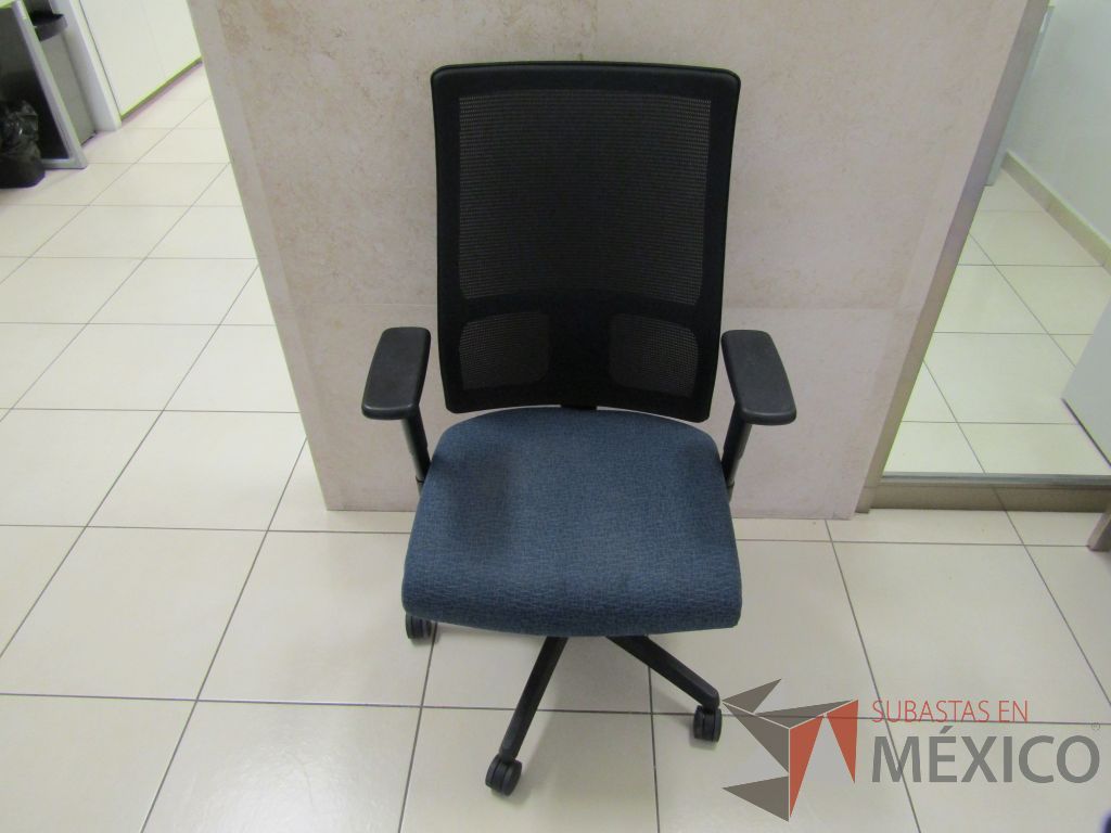 Lote 008 - 4 Sillas operativas con ruedas, descansabrazos fijo, asiento en tela color azul y respaldo en malla.