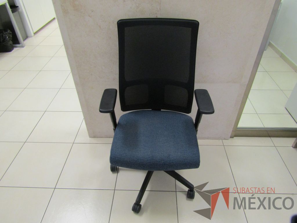 Lote 008 - 4 Sillas operativas con ruedas, descansabrazos fijo, asiento en tela color azul y respaldo en malla. - Imagen 2