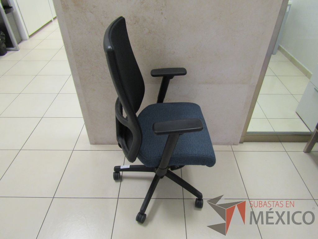 Lote 008 - 4 Sillas operativas con ruedas, descansabrazos fijo, asiento en tela color azul y respaldo en malla. - Imagen 3