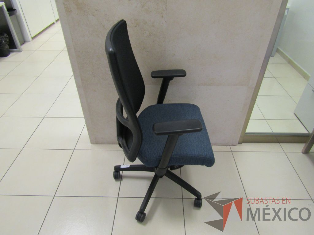 Lote 008 - 4 Sillas operativas con ruedas, descansabrazos fijo, asiento en tela color azul y respaldo en malla. - Imagen 4