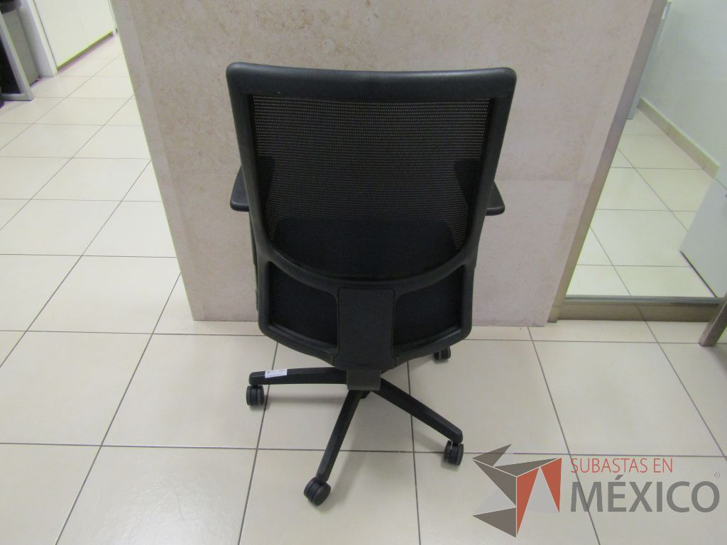 Lote 008 - 4 Sillas operativas con ruedas, descansabrazos fijo, asiento en tela color azul y respaldo en malla. - Imagen 5