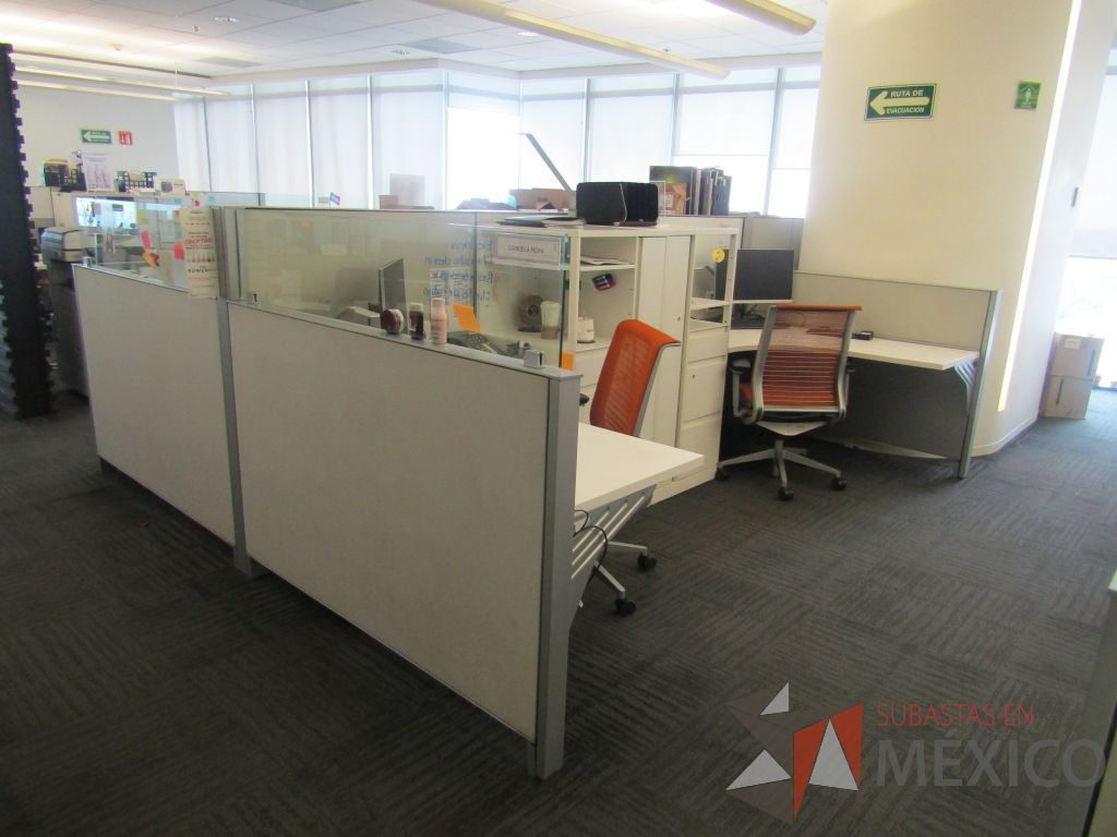 Lote 006 - Estación de trabajo para 4 personas con 1 credenza de 1 cajón y cojín de tela color naranja