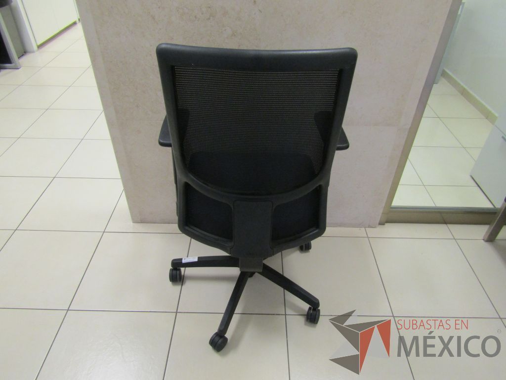 Lote 008 - 4 Sillas operativas con ruedas, descansabrazos fijo, asiento en tela color azul y respaldo en malla. - Imagen 6