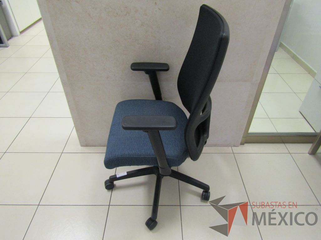 Lote 008 - 4 Sillas operativas con ruedas, descansabrazos fijo, asiento en tela color azul y respaldo en malla. - Imagen 7