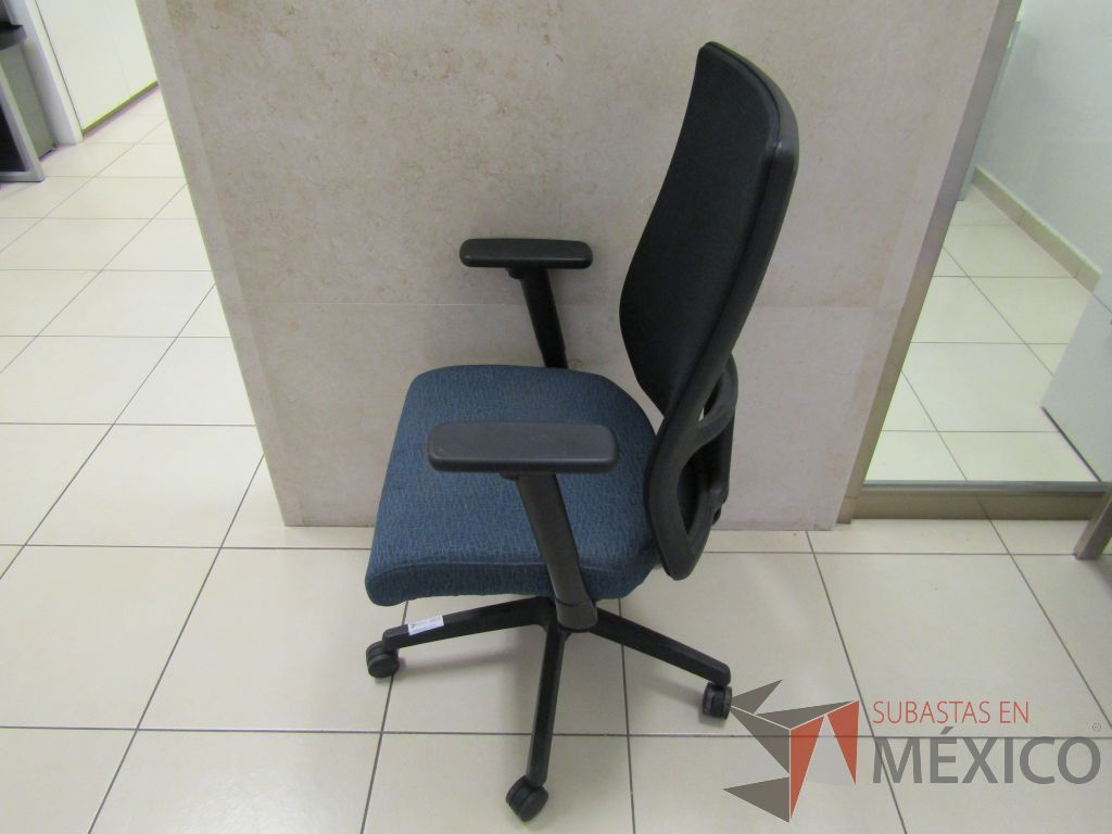 Lote 008 - 4 Sillas operativas con ruedas, descansabrazos fijo, asiento en tela color azul y respaldo en malla. - Imagen 8