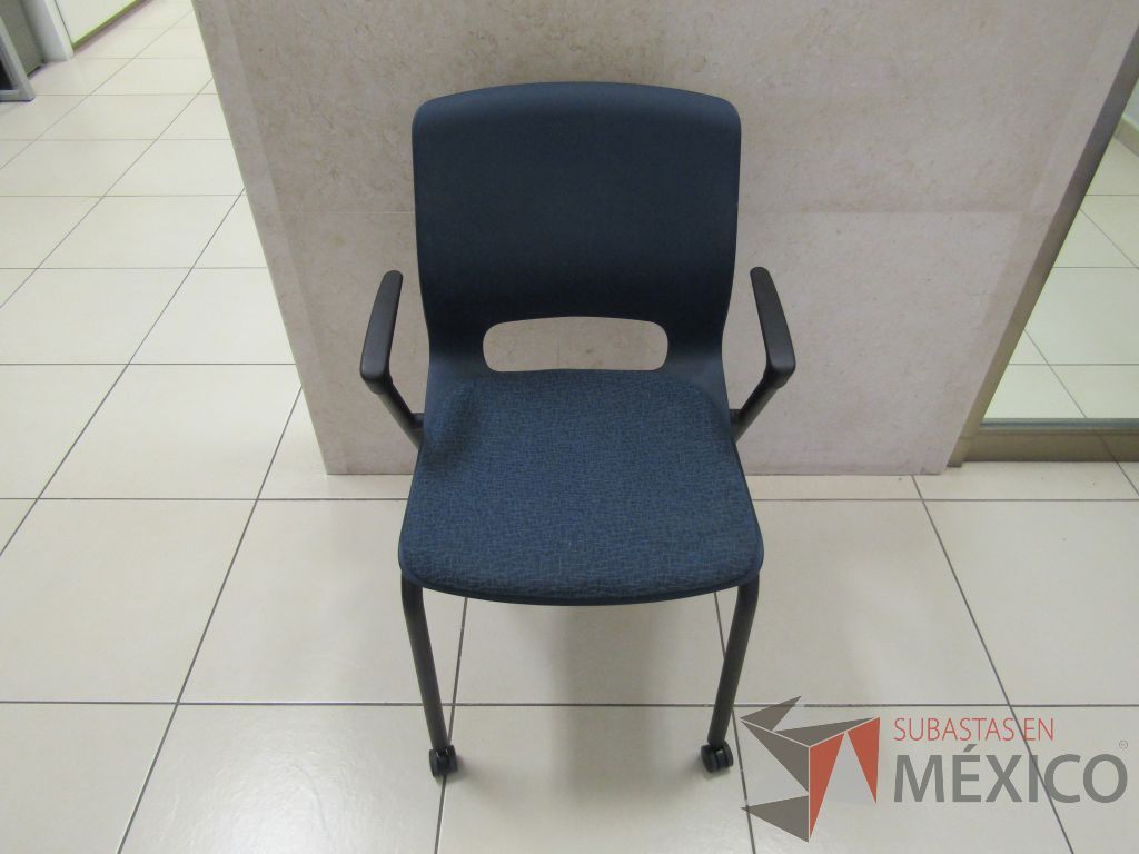Lote 002 - 2 Sillas de visita con ruedas, descansabrazos fijo, asiento en tela color azul - Imagen 2