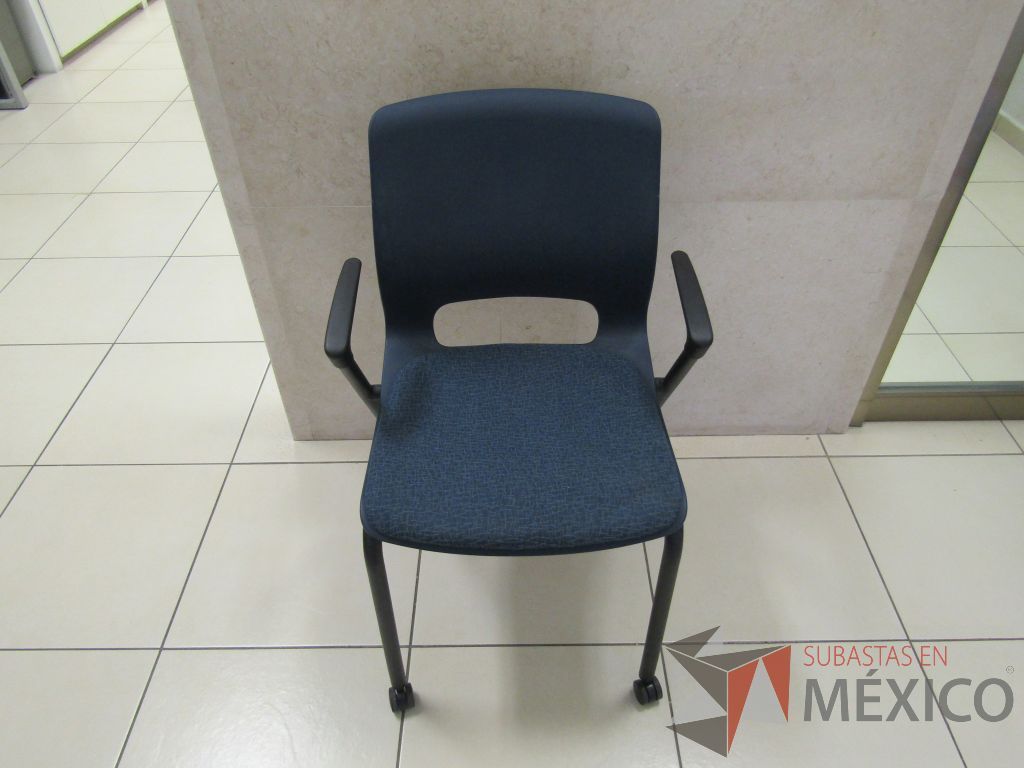 Lote 002 - 2 Sillas de visita con ruedas, descansabrazos fijo, asiento en tela color azul