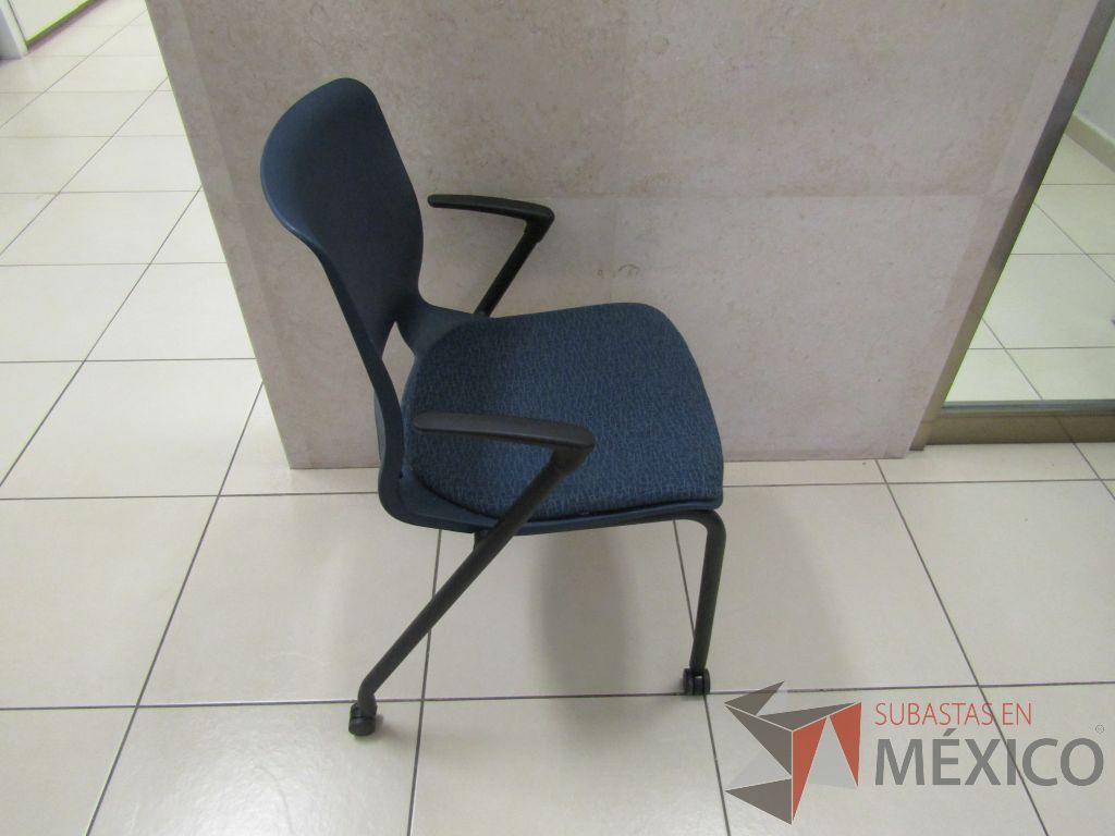 Lote 002 - 2 Sillas de visita con ruedas, descansabrazos fijo, asiento en tela color azul - Imagen 3