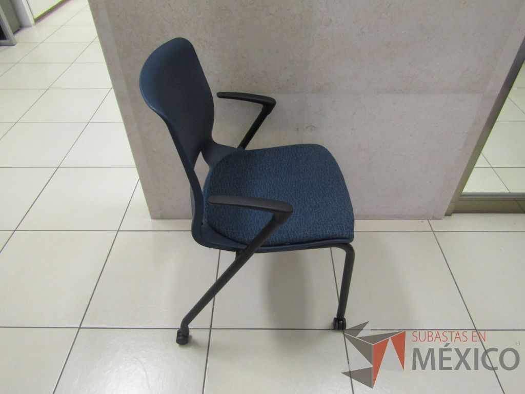 Lote 002 - 2 Sillas de visita con ruedas, descansabrazos fijo, asiento en tela color azul - Imagen 4