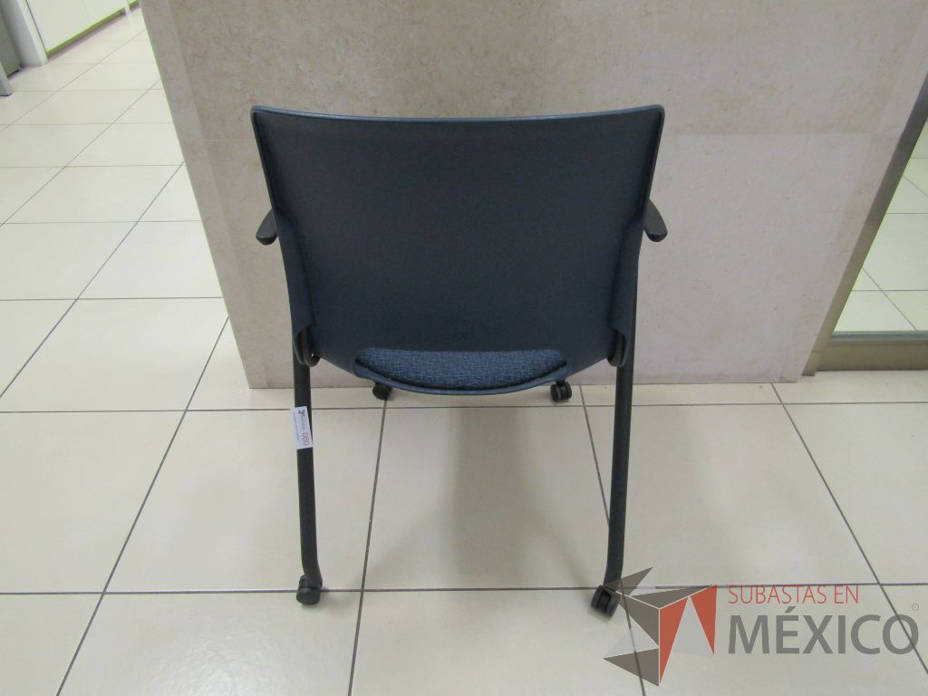 Lote 002 - 2 Sillas de visita con ruedas, descansabrazos fijo, asiento en tela color azul - Imagen 5