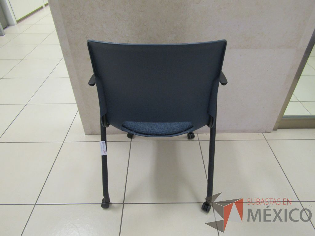 Lote 002 - 2 Sillas de visita con ruedas, descansabrazos fijo, asiento en tela color azul - Imagen 6