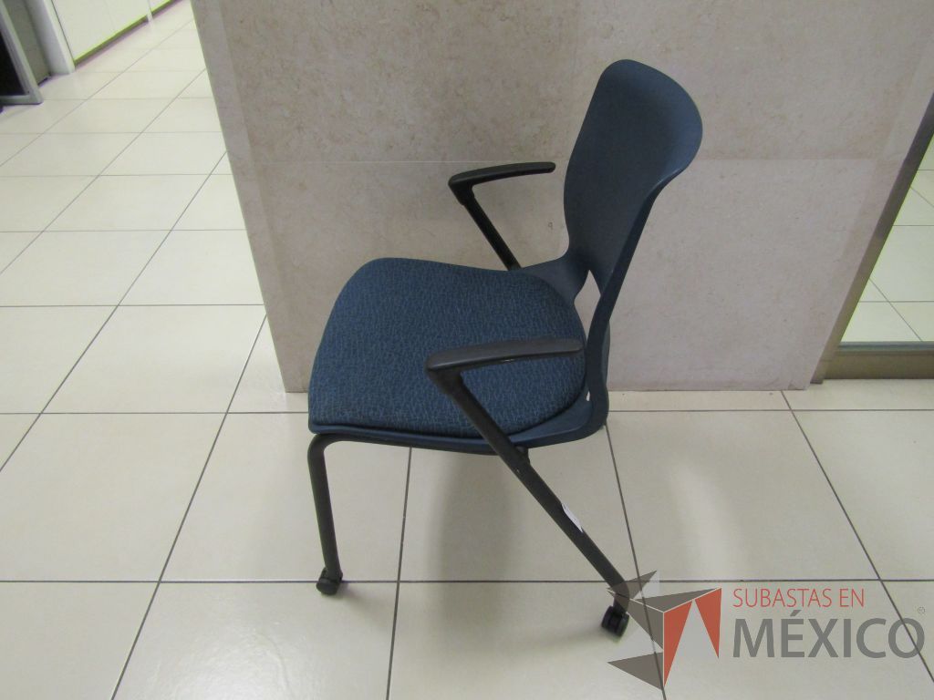 Lote 002 - 2 Sillas de visita con ruedas, descansabrazos fijo, asiento en tela color azul - Imagen 7