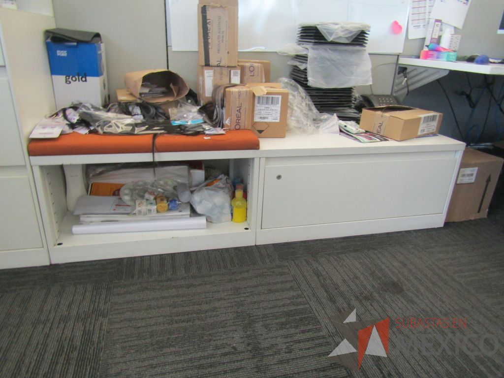 Lote 006 - Estación de trabajo para 4 personas con 1 credenza de 1 cajón y cojín de tela color naranja - Imagen 14