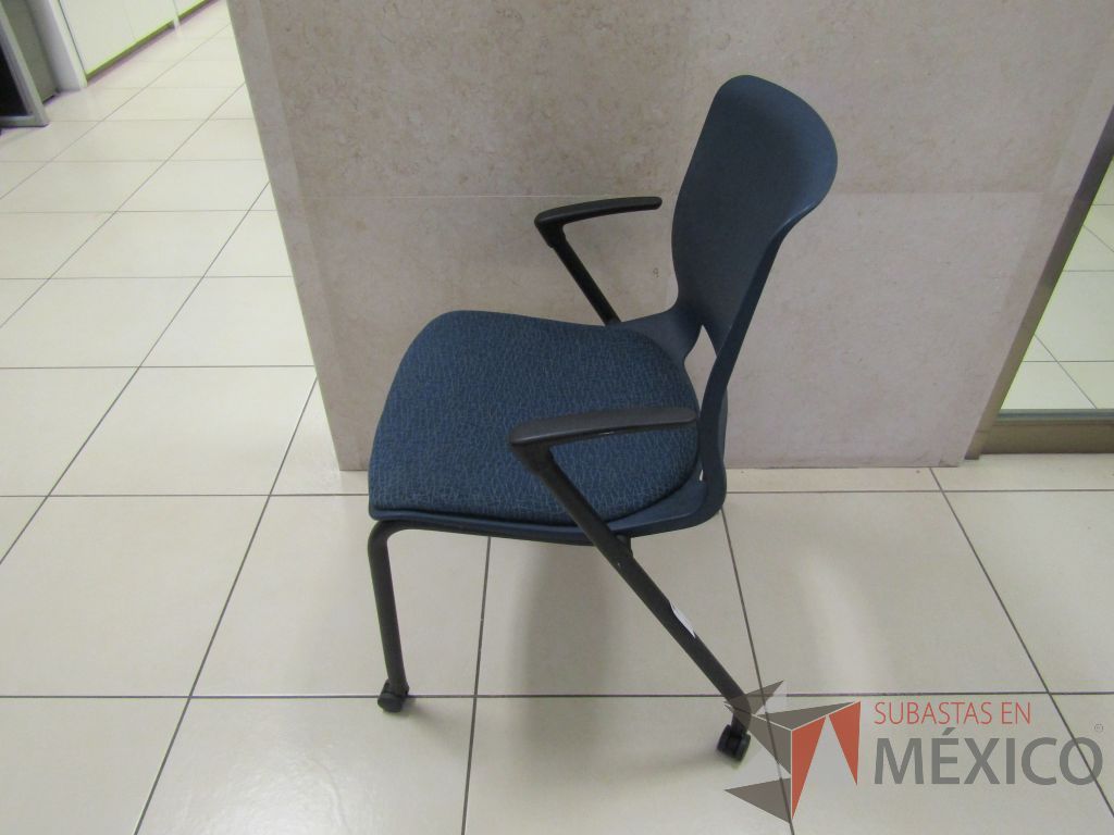 Lote 002 - 2 Sillas de visita con ruedas, descansabrazos fijo, asiento en tela color azul - Imagen 8