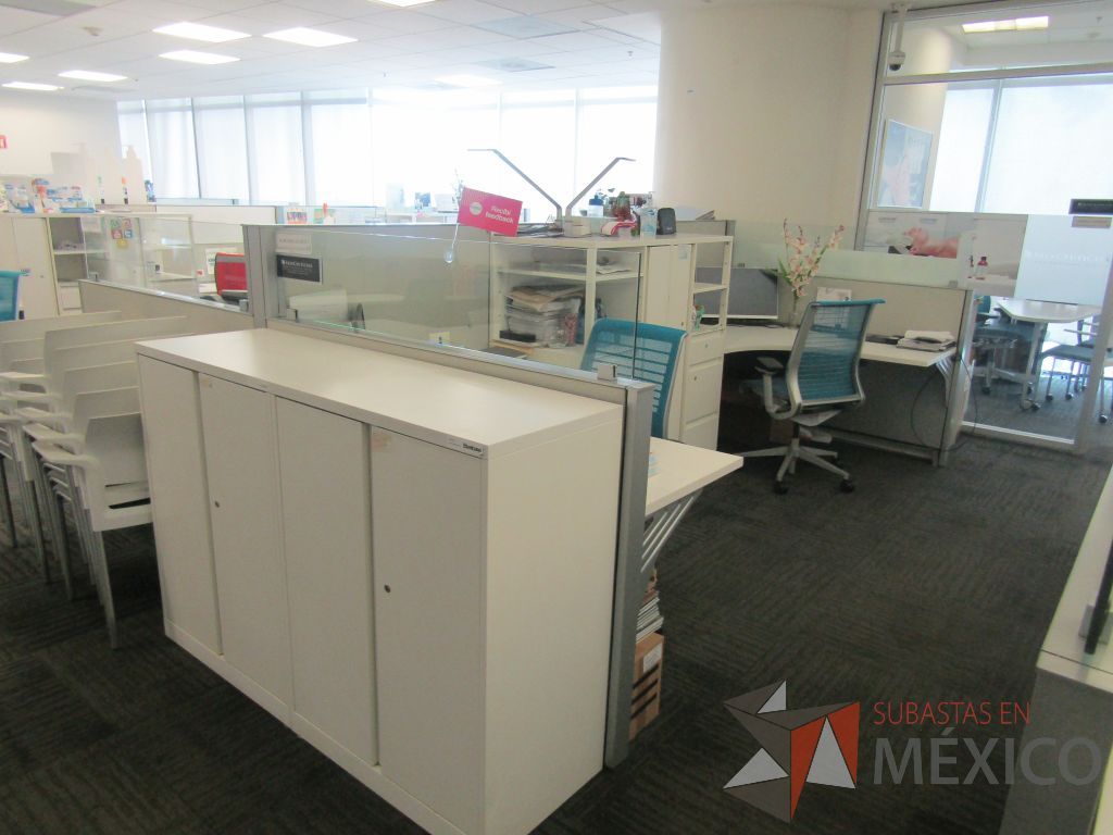 Lote 042 - Estación de trabajo para 3 personas , 1 credenza de 1 cajón,1 espacio para documentos - Imagen 4