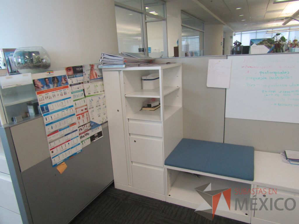 Lote 042 - Estación de trabajo para 3 personas , 1 credenza de 1 cajón,1 espacio para documentos - Imagen 7