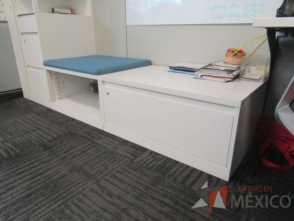 Lote 042 - Estación de trabajo para 3 personas , 1 credenza de 1 cajón,1 espacio para documentos - Imagen 9