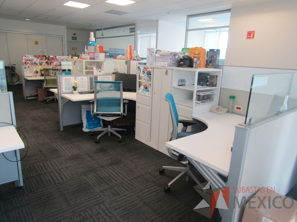 Lote 043 - Estación de trabajo para 7 personas, 1 credenza de 1 cajón,1 espacio para documentos