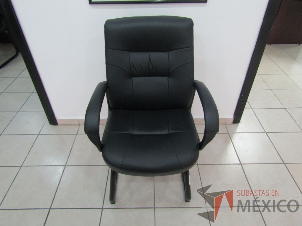 Lote 005 - 10 Sillas tipo trineo, con descansabrazos fijo, asiento y respaldo tipo piel color negro