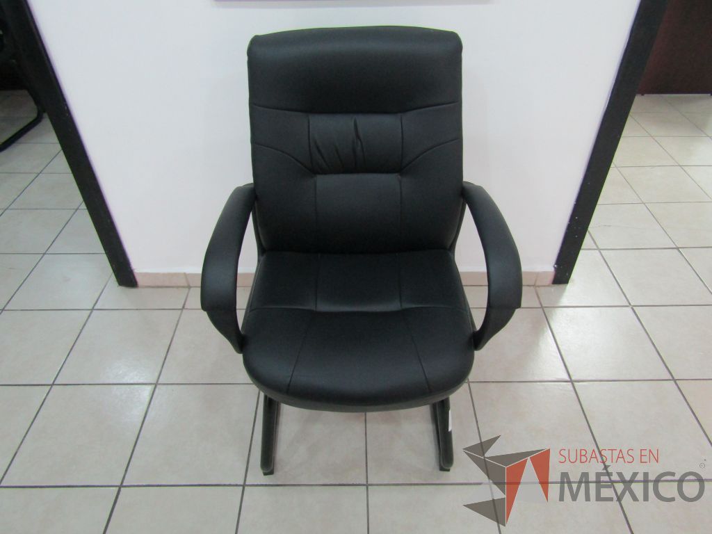 Lote 005 - 10 Sillas tipo trineo, con descansabrazos fijo, asiento y respaldo tipo piel color negro - Imagen 2