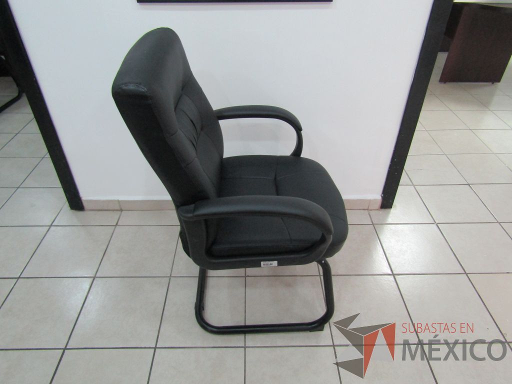 Lote 005 - 10 Sillas tipo trineo, con descansabrazos fijo, asiento y respaldo tipo piel color negro - Imagen 3