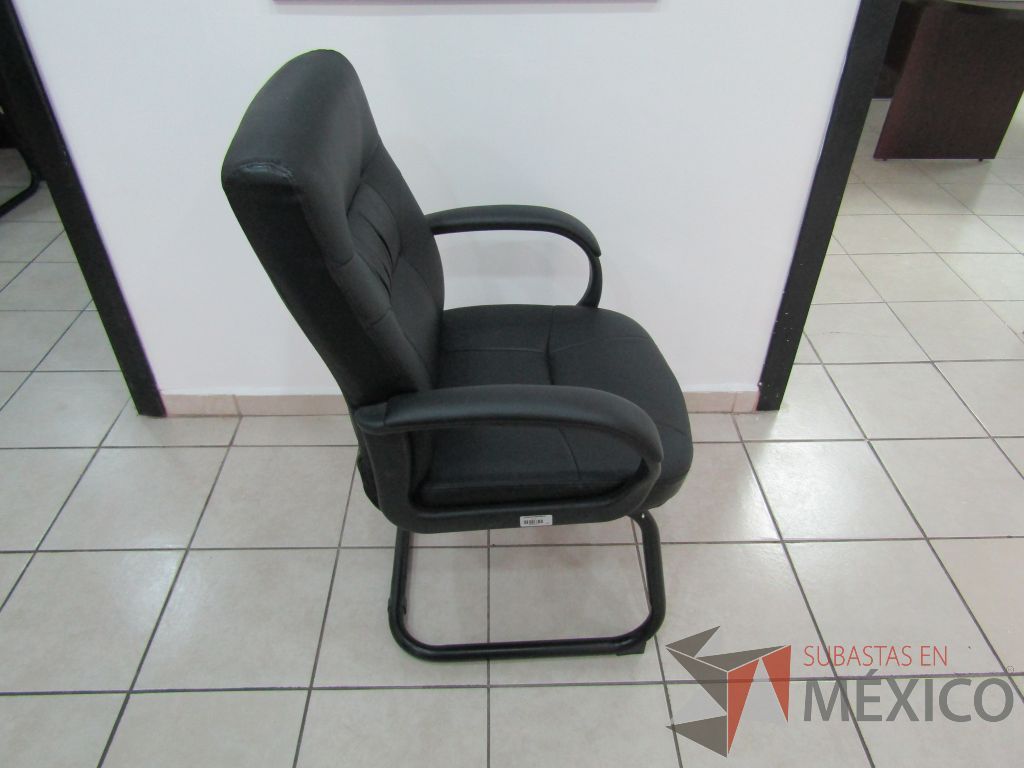 Lote 005 - 10 Sillas tipo trineo, con descansabrazos fijo, asiento y respaldo tipo piel color negro - Imagen 4