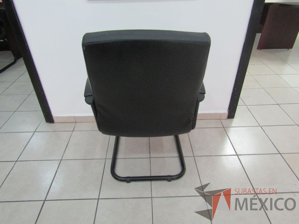 Lote 005 - 10 Sillas tipo trineo, con descansabrazos fijo, asiento y respaldo tipo piel color negro - Imagen 5