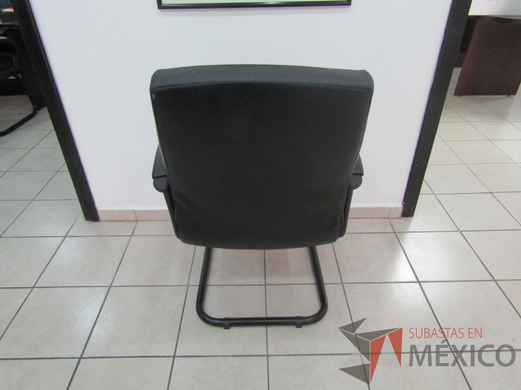 Lote 005 - 10 Sillas tipo trineo, con descansabrazos fijo, asiento y respaldo tipo piel color negro - Imagen 6