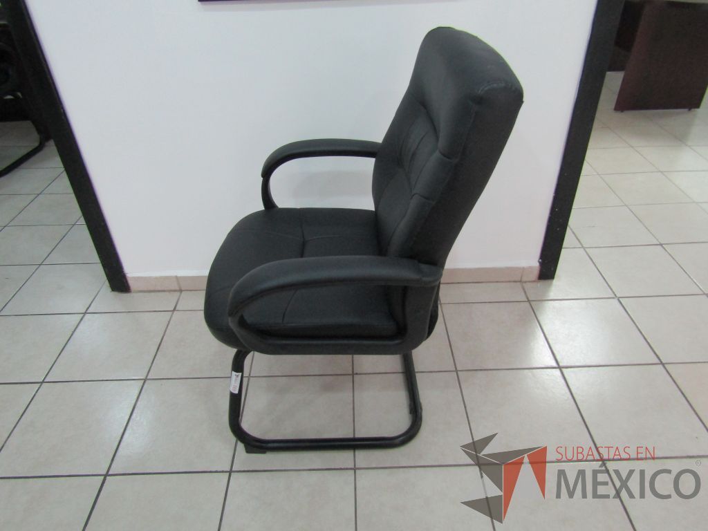 Lote 005 - 10 Sillas tipo trineo, con descansabrazos fijo, asiento y respaldo tipo piel color negro - Imagen 7