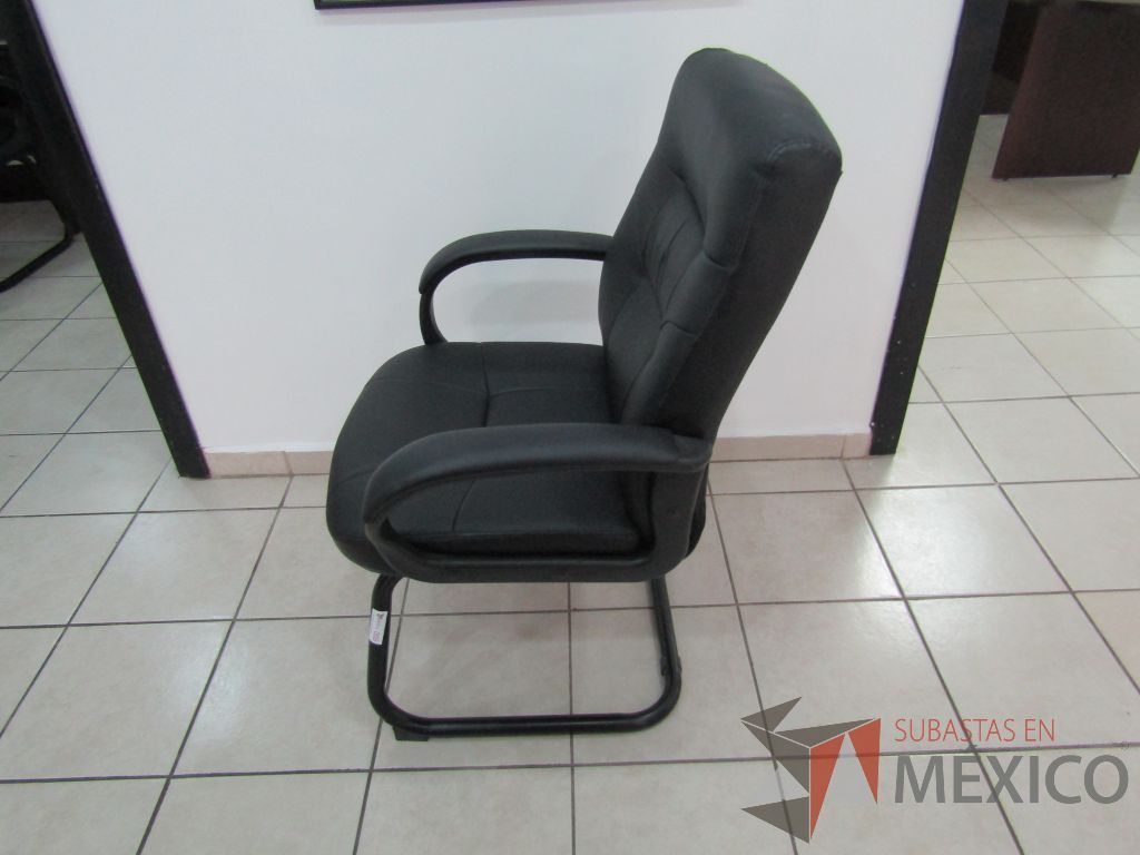 Lote 005 - 10 Sillas tipo trineo, con descansabrazos fijo, asiento y respaldo tipo piel color negro - Imagen 8