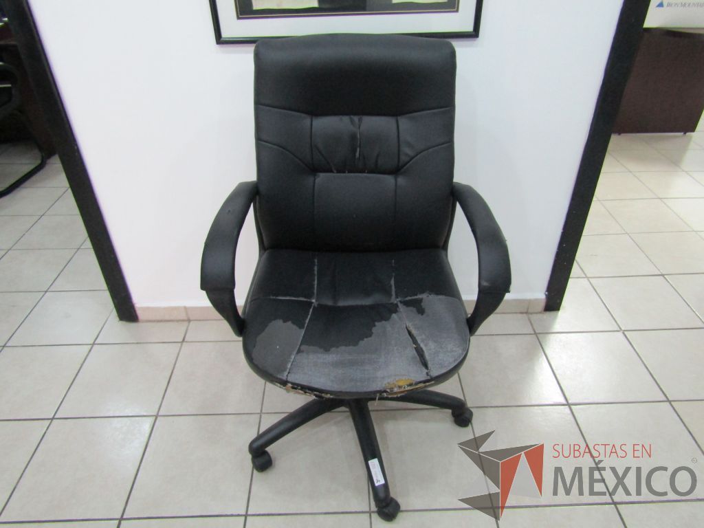 Lote 017 - 2 Sillas ejecutivas con ruedas, descansabrazos fijo, asiento y respaldo tipo peil color negro