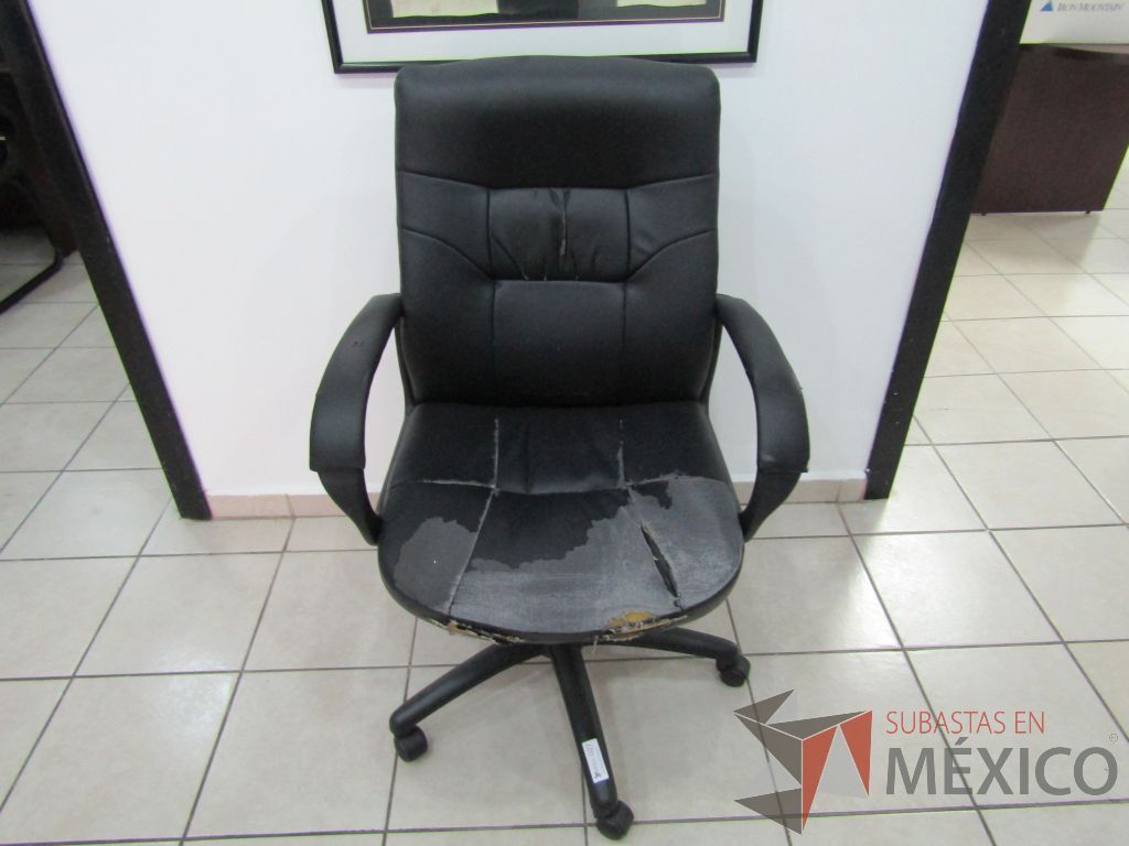 Lote 017 - 2 Sillas ejecutivas con ruedas, descansabrazos fijo, asiento y respaldo tipo peil color negro - Imagen 2