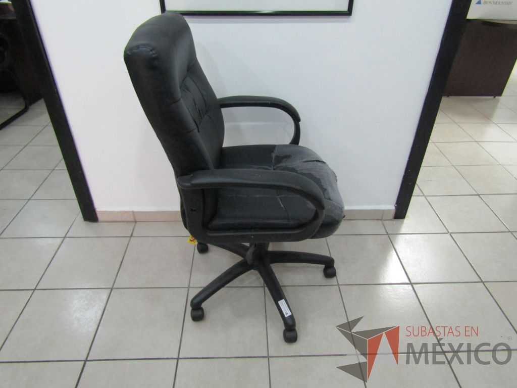 Lote 017 - 2 Sillas ejecutivas con ruedas, descansabrazos fijo, asiento y respaldo tipo peil color negro - Imagen 3