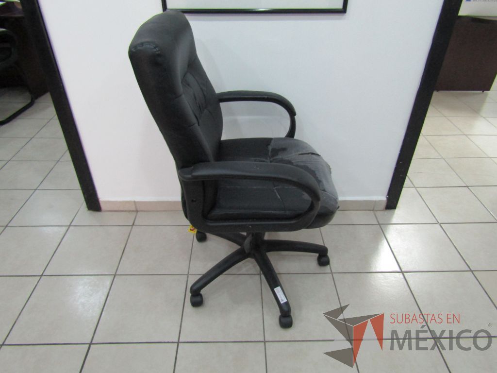 Lote 017 - 2 Sillas ejecutivas con ruedas, descansabrazos fijo, asiento y respaldo tipo peil color negro - Imagen 4