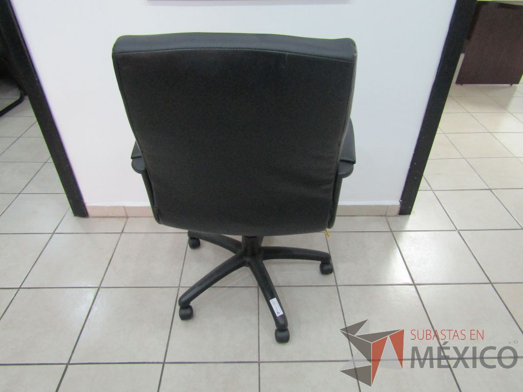 Lote 017 - 2 Sillas ejecutivas con ruedas, descansabrazos fijo, asiento y respaldo tipo peil color negro - Imagen 6
