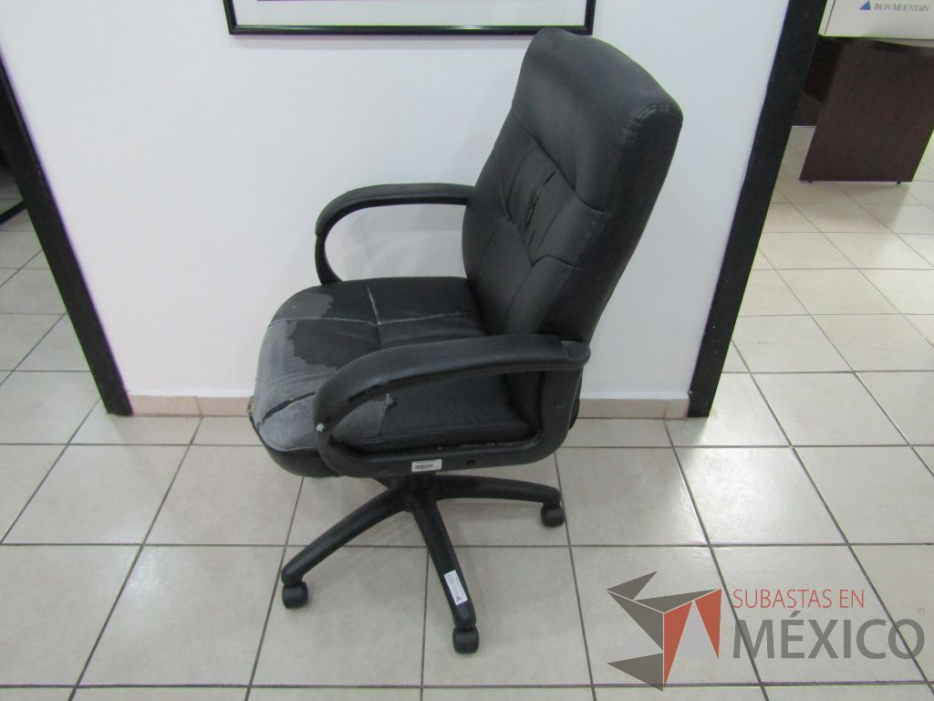 Lote 017 - 2 Sillas ejecutivas con ruedas, descansabrazos fijo, asiento y respaldo tipo peil color negro - Imagen 7