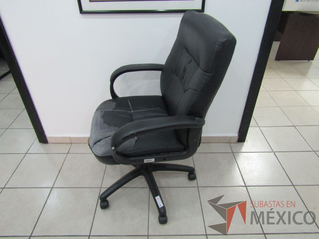 Lote 017 - 2 Sillas ejecutivas con ruedas, descansabrazos fijo, asiento y respaldo tipo peil color negro - Imagen 8