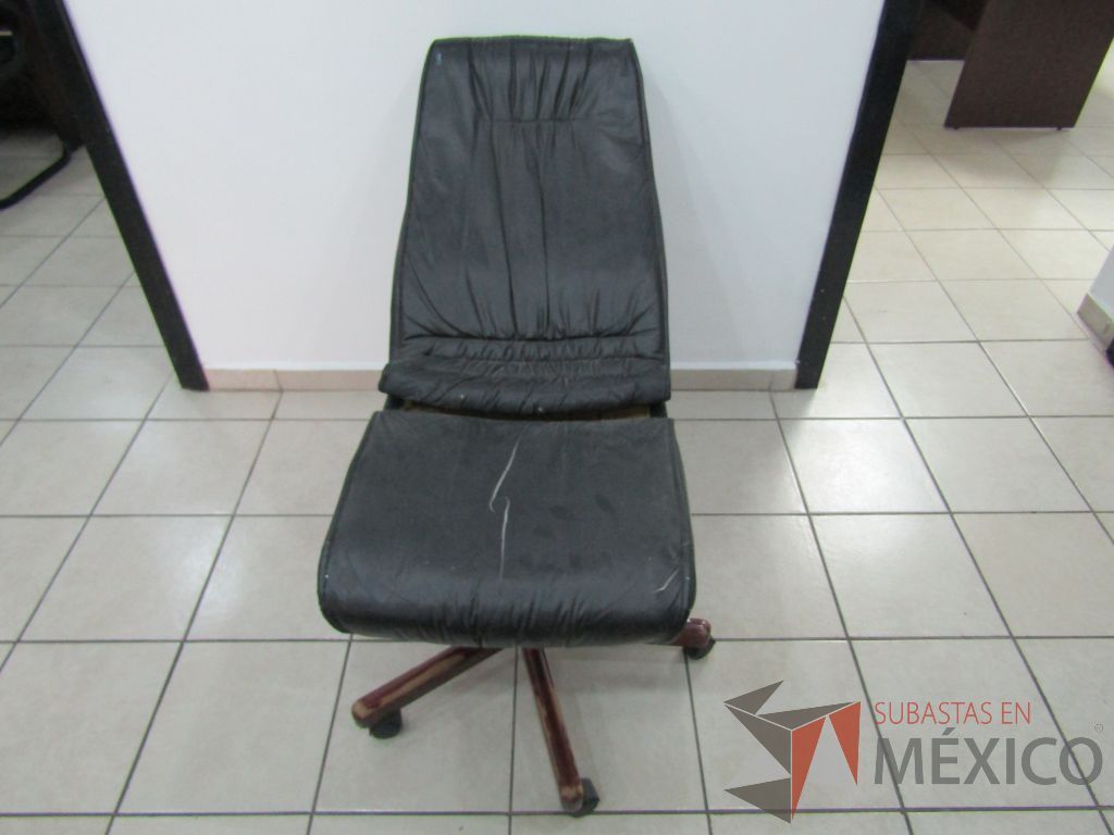 Silla operativa con ruedas, asiento y respaldo tipo piel color negro