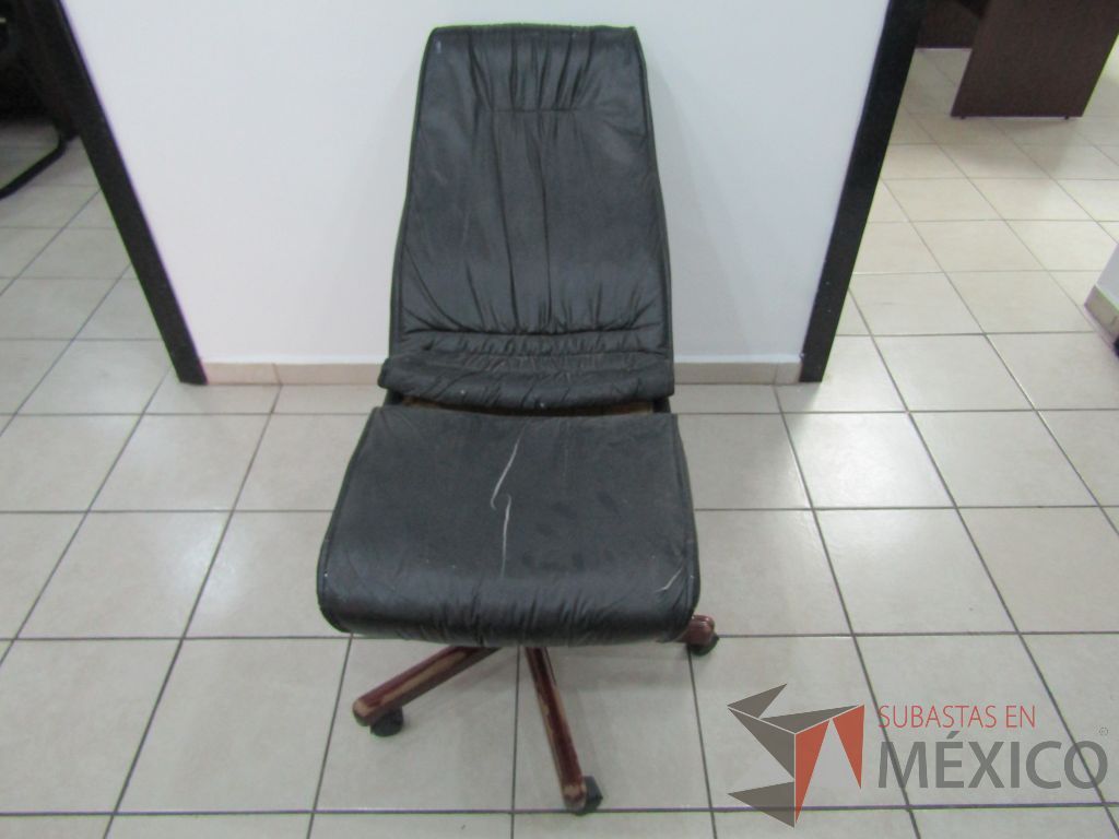 Silla operativa con ruedas, asiento y respaldo tipo piel color negro - Imagen 5