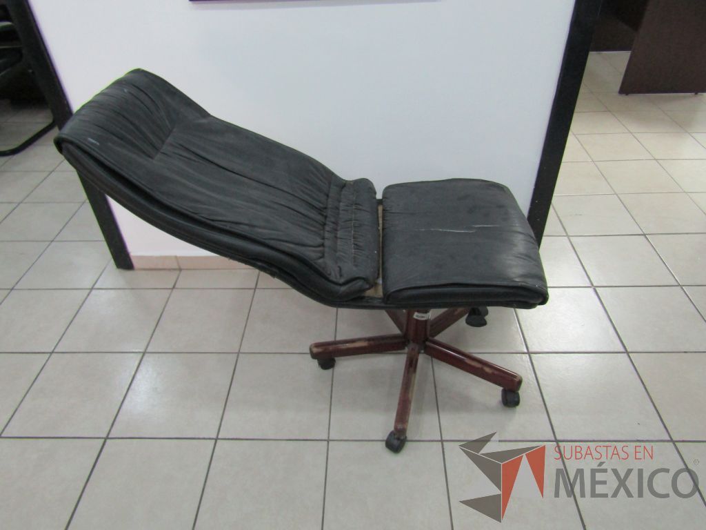 Silla operativa con ruedas, asiento y respaldo tipo piel color negro - Imagen 2