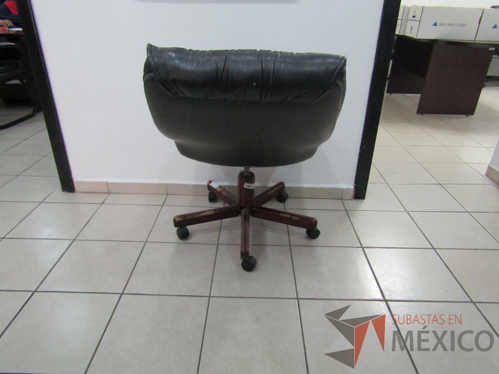 Silla operativa con ruedas, asiento y respaldo tipo piel color negro - Imagen 4